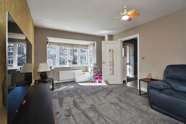 14, Park View Court, Cleckheaton photo 3