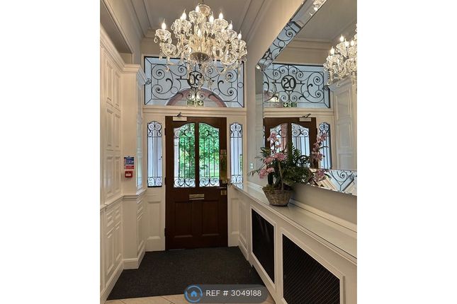 Flat, Hyde Park Place, London photo 3