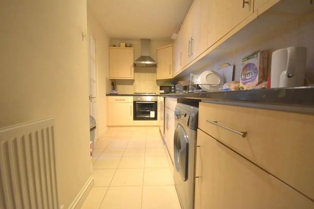 Meadow Close, Raynes Park photo 3