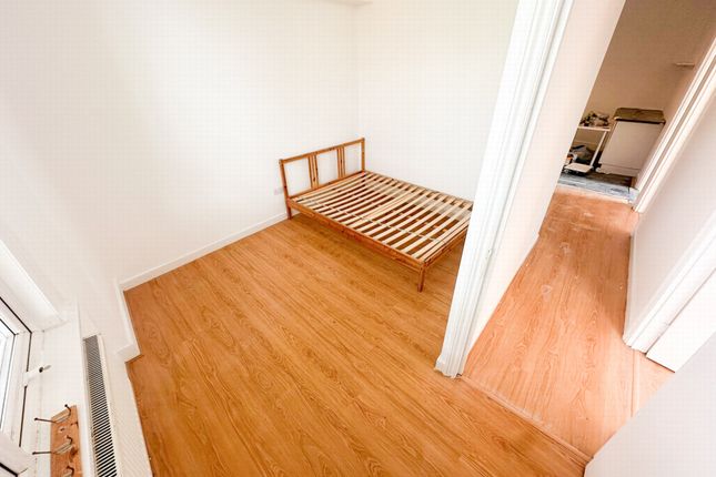 Flat to rent in Millers Terrace, Dalston