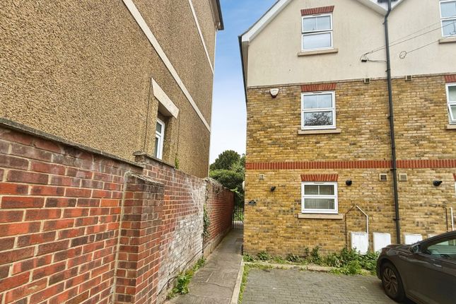 2B, Uxbridge Road, Berkshire photo 2