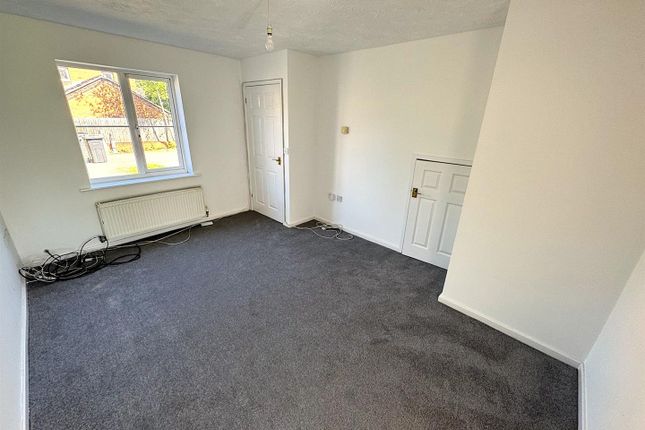 37, Lowry Close, Corby photo 3