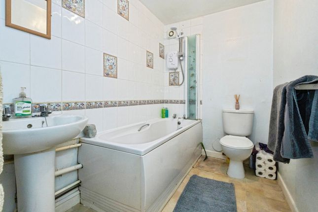 Flat 11, Annes Court, 11, Sea Front, Hampshire photo 4