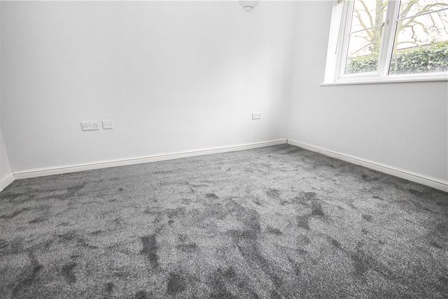 32, Kempton Court, Sunbury-on-Thames photo 4