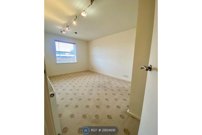 Flat, Oaklands Court Somerstown, Chichester photo 2
