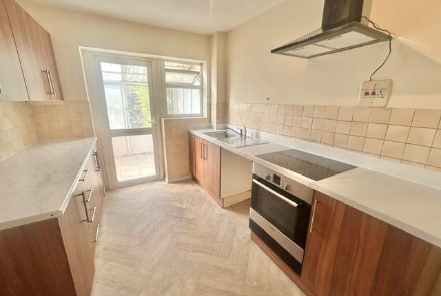 438, Basildon photo 4