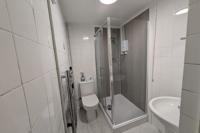 Room 5, 139 King Edwards Road, Swansea photo 3