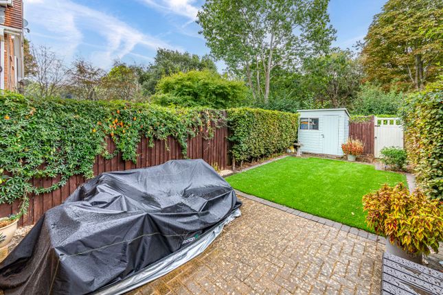 8, Rowley Close, Surrey photo 4