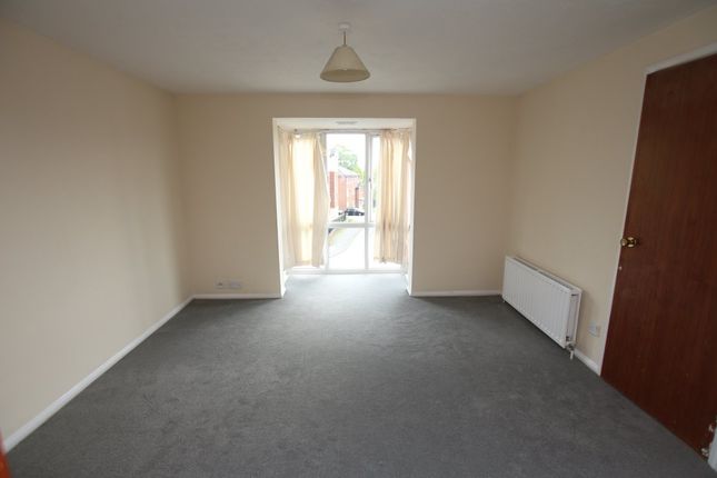 77, Tanyard Close, Horsham photo 2