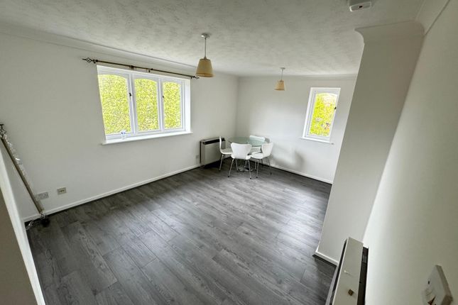 96 Pittman Gardens, Ilford photo 3