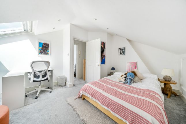 Top Floor Flat, 28, Bridge View, London photo 4