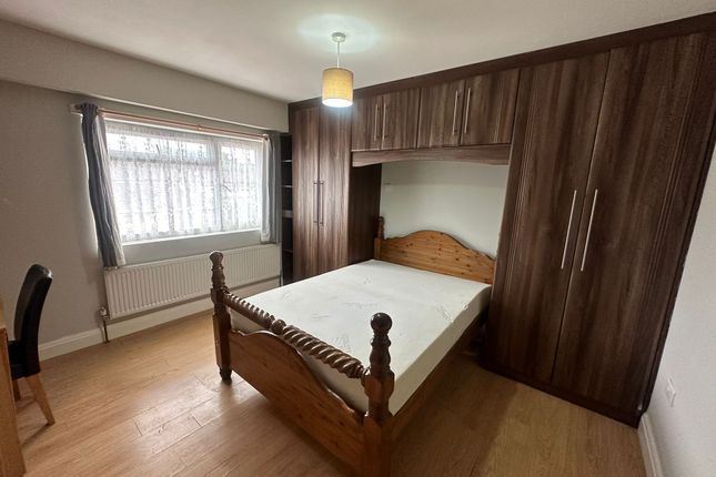 Thumbnail Room to rent in Byron Avenue, Hounslow