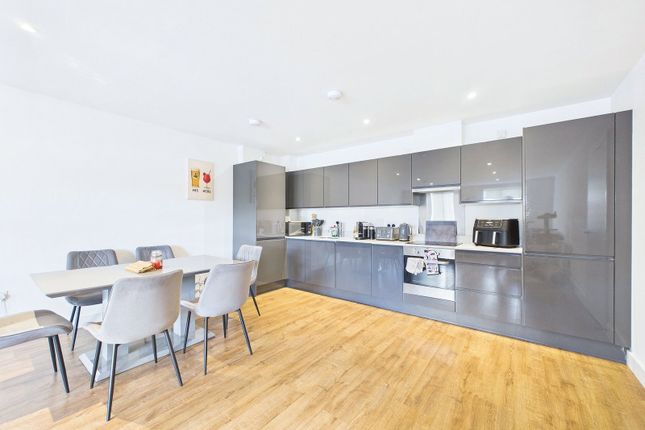 Flat 5, 61 Bushey Hall Road, Hertfordshire photo 4