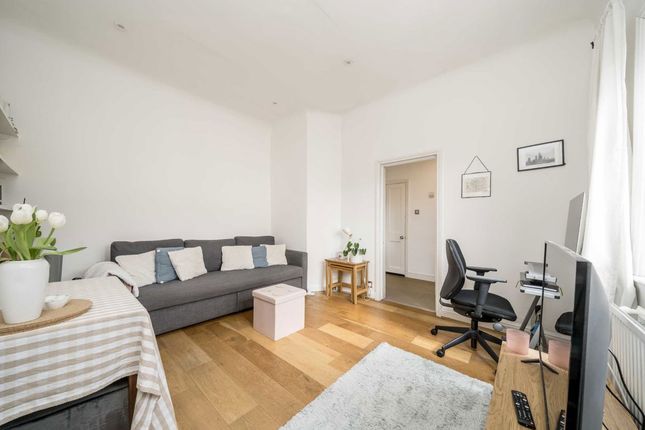 Flat 2, 5, Acacia Road, London photo 2