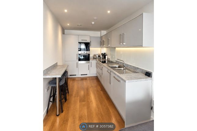 Flat, Mahindra Way, London photo 2