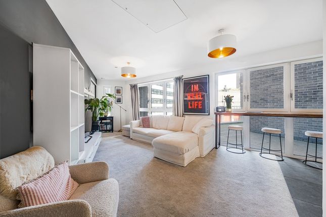 Flat for sale in District Court, Aldgate, London