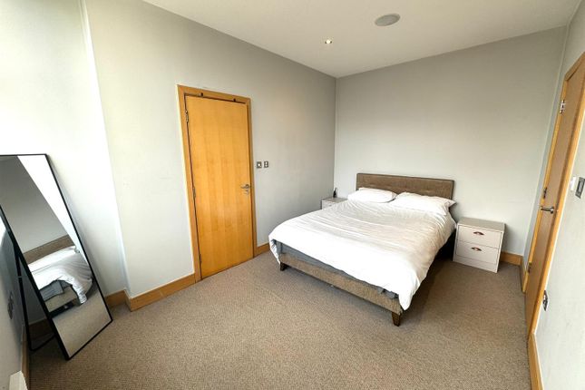 Flat to rent in Water Street, Liverpool