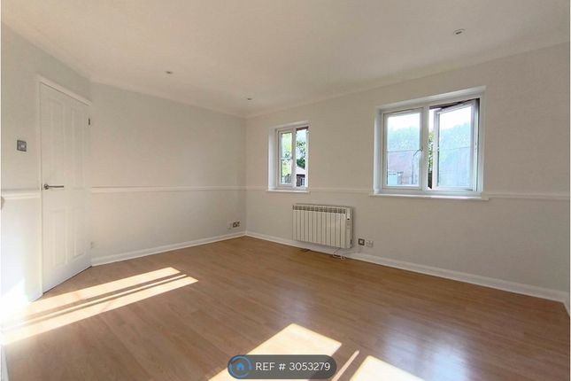 Flat, Alison Court Booth Road, London photo 2