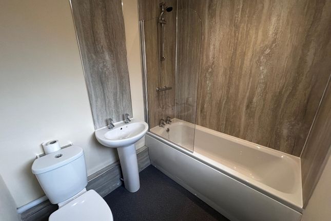 82, Mount Pleasant Avenue, LOUTH photo 4
