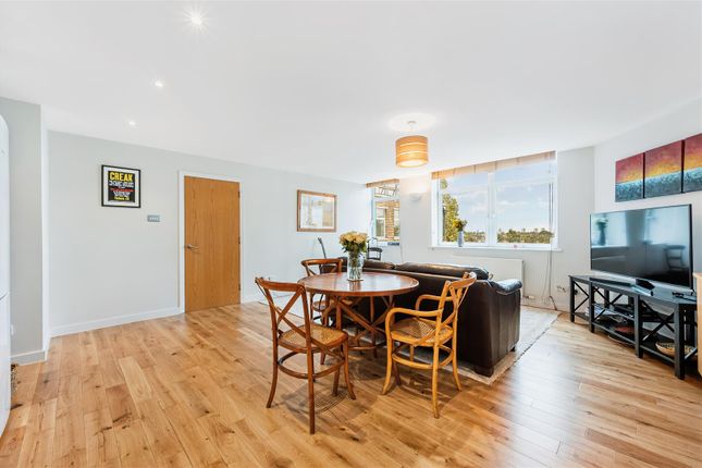 Flat 24, Woodgrange House, 429, Uxbridge Road, London photo 4