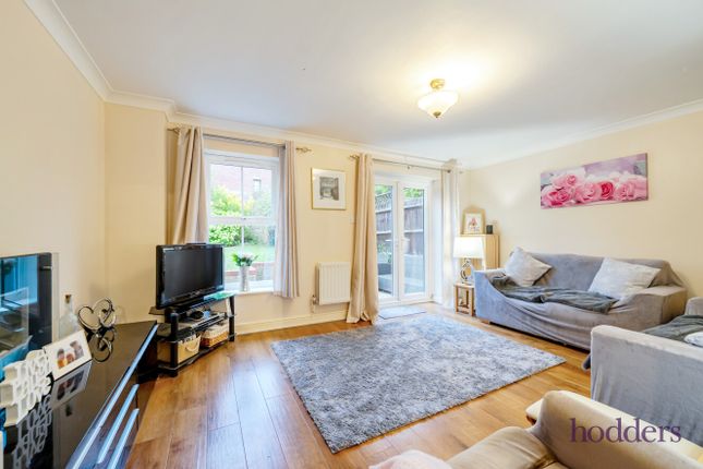 11, Spinney Oak, Ottershaw photo 2