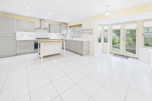 12 Beechcraft Road, Cheltenham photo 2