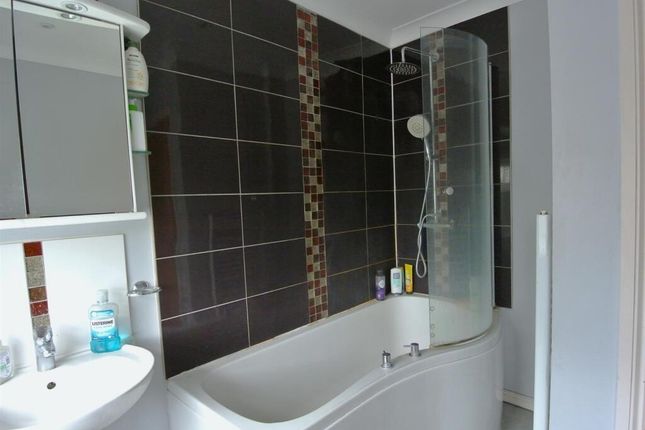 15 Almond Close, Staines, Egham photo 5