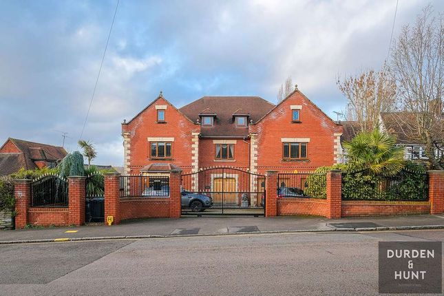 Thumbnail Detached house for sale in Spareleaze Hill, Loughton