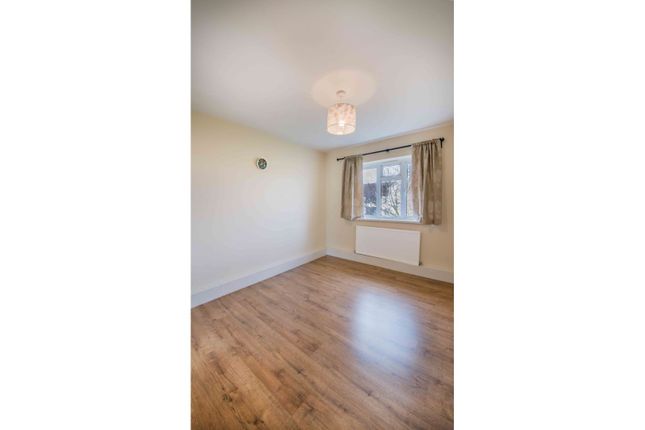 230, Reddington Drive, Slough photo 4