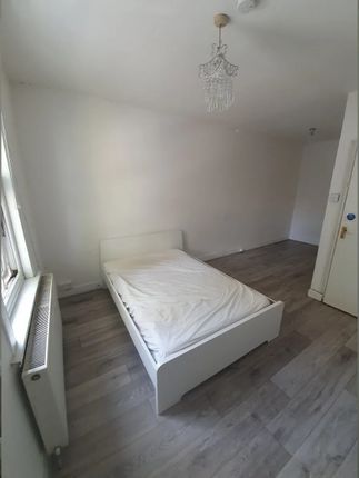 Thumbnail Shared accommodation to rent in Station Road, Sutton, Surrey