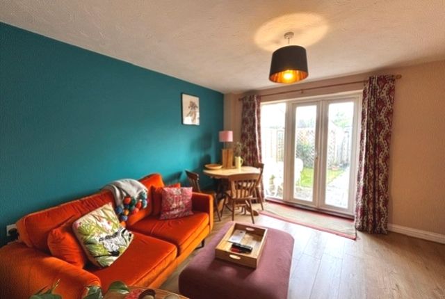 26, Woodrush Gardens, Carterton photo 2