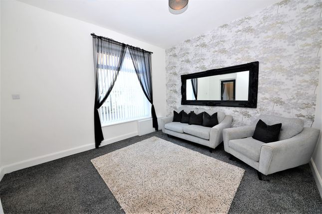8 Oswald Place, Leven photo 2