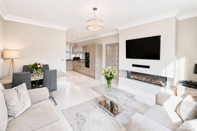 7 College Green Crescent, Cheadle Hulme, Cheadle photo 2