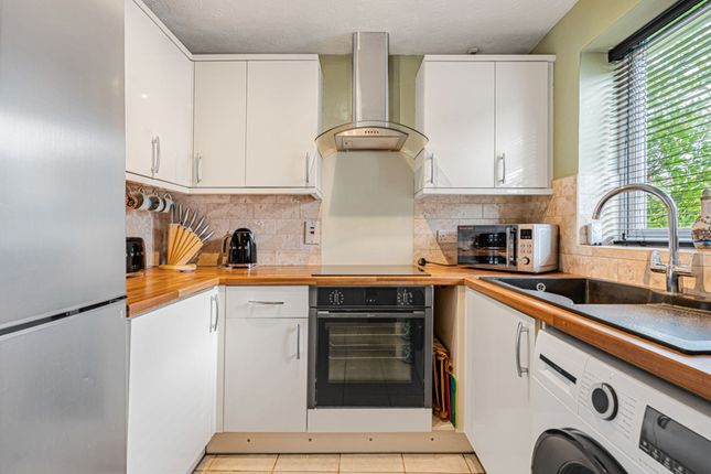6 Foxes Close, Hertford photo 2
