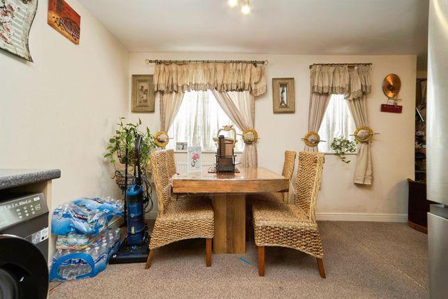 19, Oaklands Crescent, Leeds photo 4