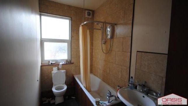 A Spacious Bathroom Featuring A Large Bathtub, Sin...