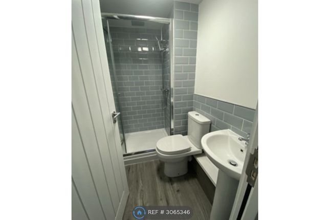 Flat   Silver Street, Wakefield photo 3