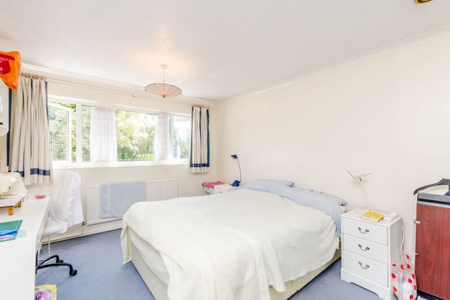 Myrtleside Close, Northwood photo 4