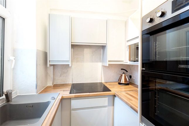 Flat for sale in Parkview Court, London