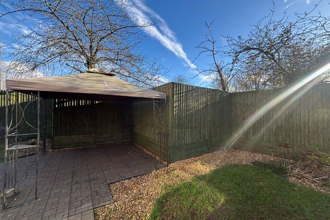 18, MILTON KEYNES photo 3