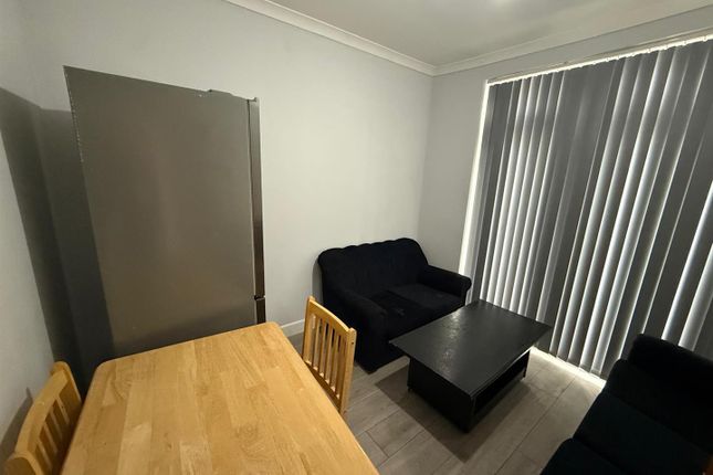 80, St. Josephs Drive, Southall photo 3