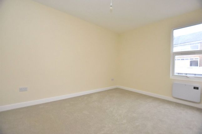Flat 1, 12-14, High Street, Surrey photo 4