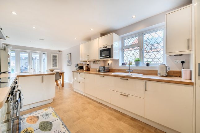2, Long Barrow Close, Winchester photo 2