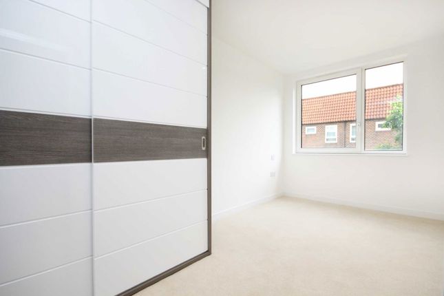 Flat 21, Cleveley Court, Ashton Reach, London photo 5