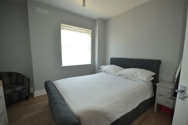 26, Bishops Drive, Feltham photo 5
