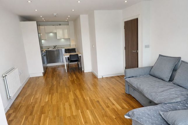 Flat, Brunel Court, Edgware photo 4