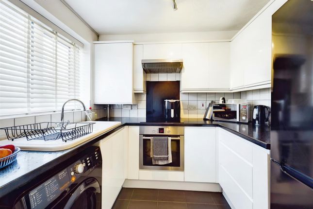 15, Philbye Mews, Slough photo 2