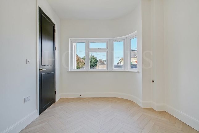 16, Kinloch Drive, London photo 2
