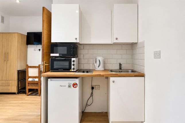 Flat 7, 45, Kempsford Gardens, London photo 4