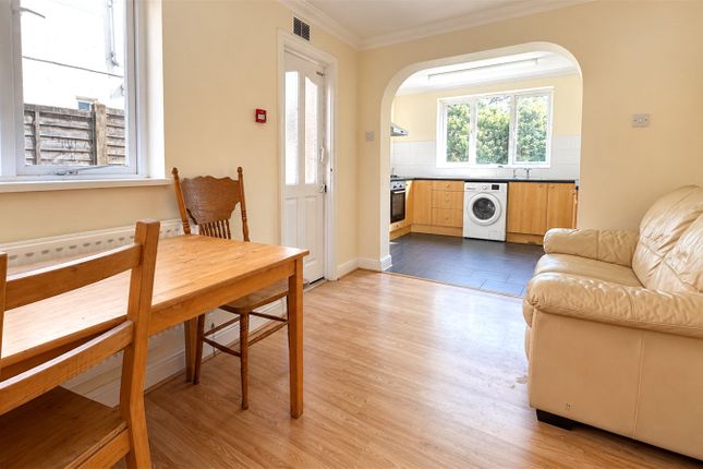 Room 3, 86, Winchelsea Road, London photo 3